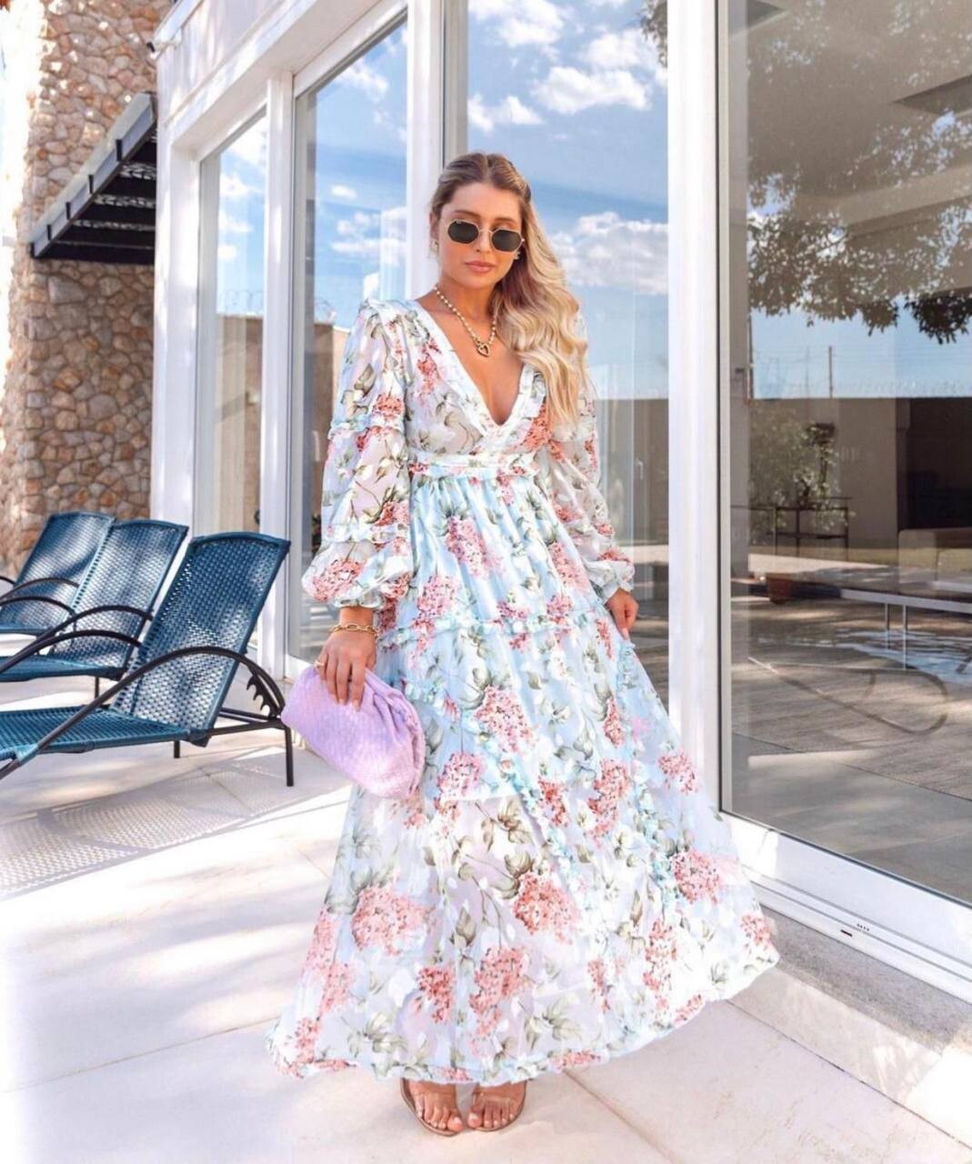 Blaues Kleid mit Blumen und Bindedetail am Rücken