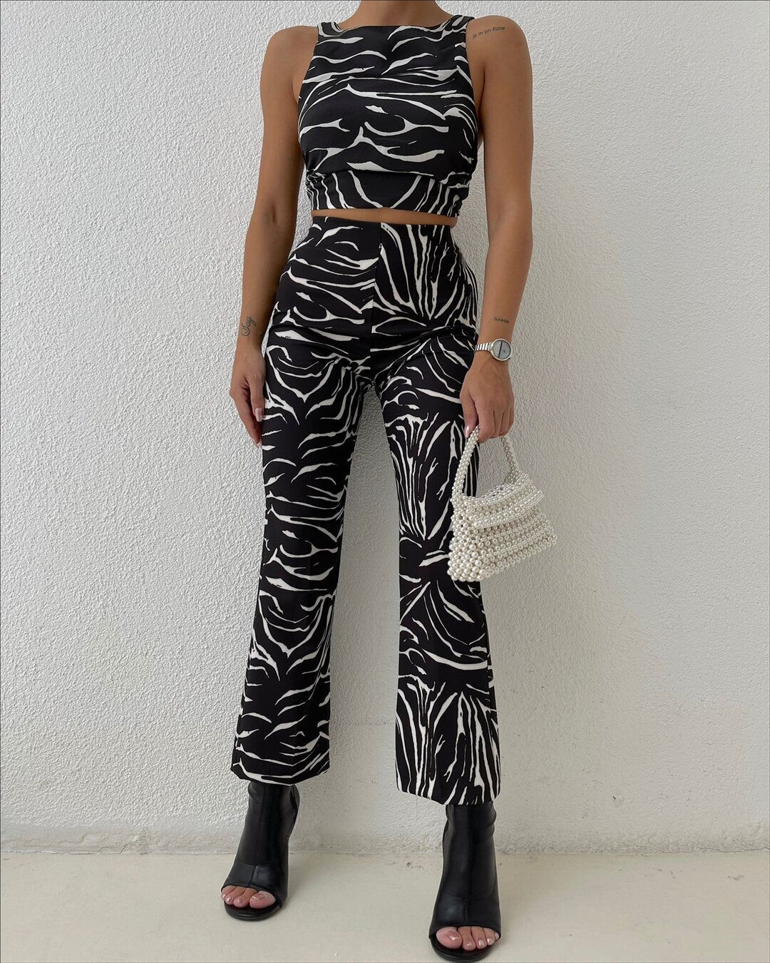 2-piece set consisting of a crop top and long pants